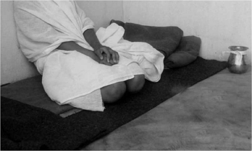 बुबाले दागबत्ती नदिएपछि दुई छोरी बसे आमाको किरियामा