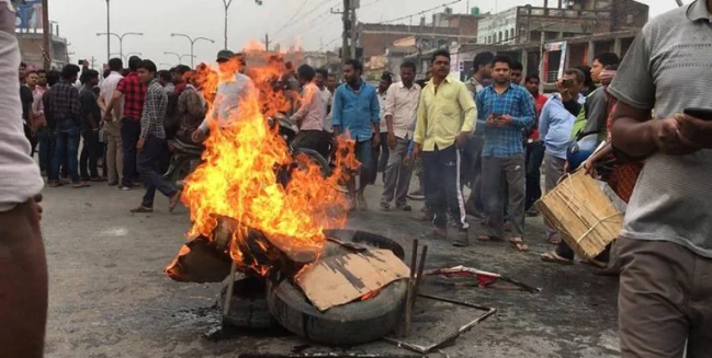 प्रदेश २ तनावग्रस्त : शिक्षामन्त्रीको पुत्ला जलाइयो, राज्यमन्त्रीको गाडी तोडफोड