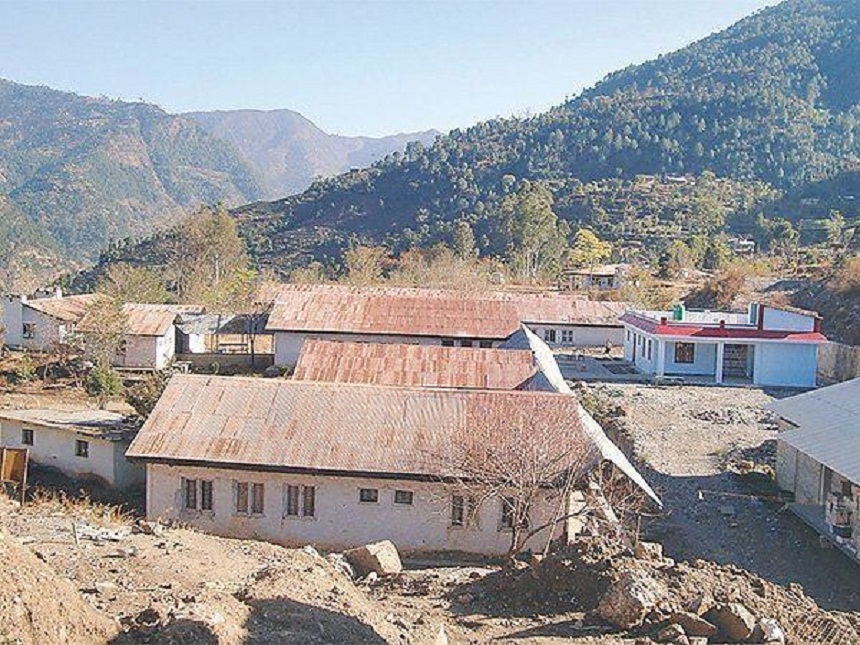 अस्पतालको छेउमै असहाय तीन दाजुबहिनी मृत्युसँग लड्दै