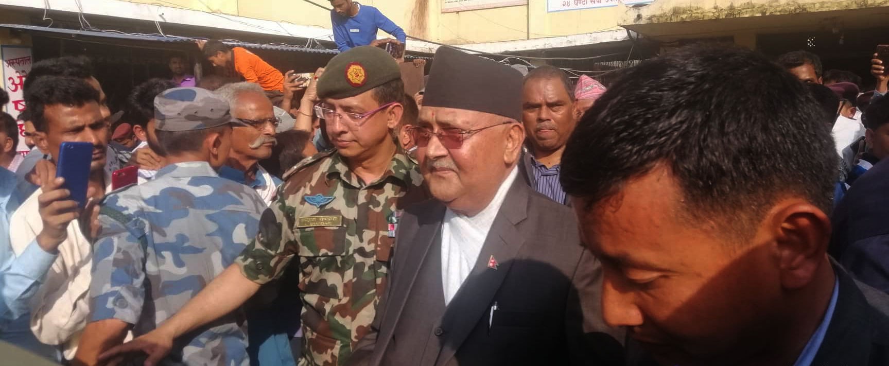 हवाई निरीक्षणपछि प्रधानमन्त्रीद्वारा अस्पताल पुगेर घाइतेसँग भेट