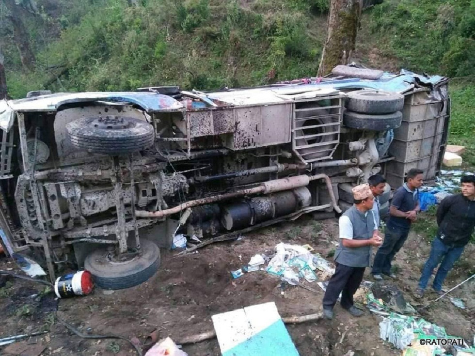 डडेल्धुरामा बस दुर्घटना : ५ को मृत्यु, २०  भन्दा बढी घाइते