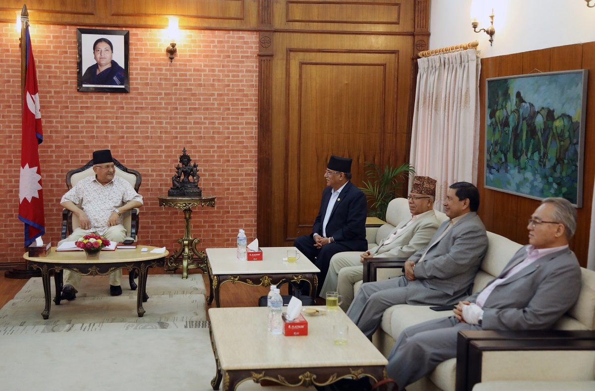 ओलीको अनुपस्थितिमा सचिवालय बैठक प्रचण्डले संचालन गर्ने