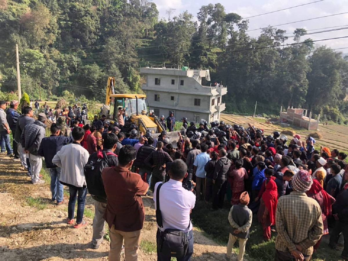 बनेपामा डम्पिङ साईडकाे बिराेध गर्दा स्थानिय र प्रहरी बिच झडप, ७ घाईते