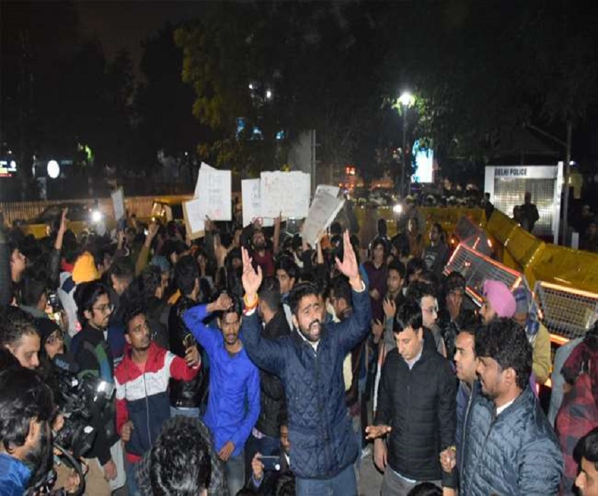 दिल्लीमा हिंसात्मक विरोध प्रदर्शन, प्रदर्शनकारीहरु पुलिस मुख्यालयभित्रै छिरेपछि…