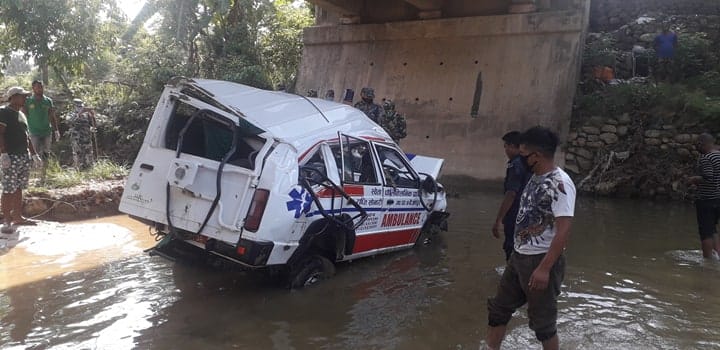 खोलामा खस्यो एम्बुलेन्स, ६ जना घाइते