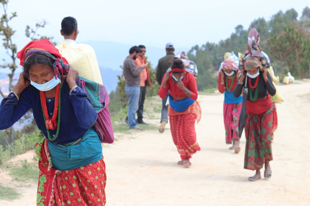 जिल्लाभर आठ हजार घरधुरीलाई राहत वितरण गर्दै स्थानीय तह