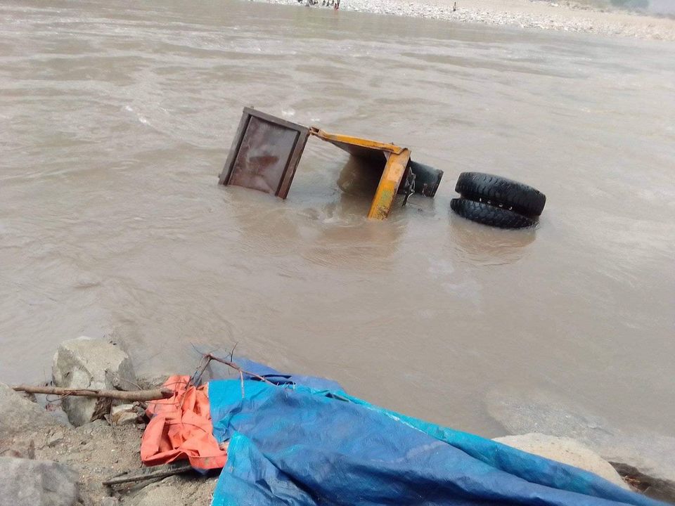 कर्णाली नदिमा टिपर खस्यो, चालक र सहचालक बेपत्ता