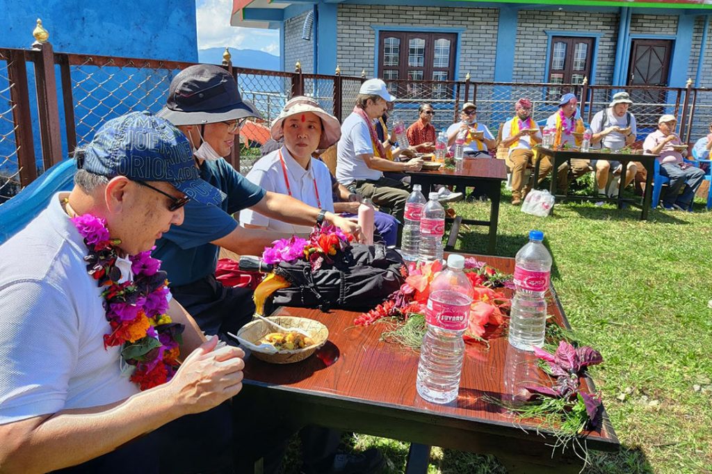 ११ देशका राजदूतहरु पोखरामा हाइकिङ गर्दै