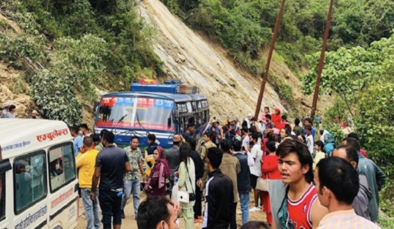 गुडिरहेको बसमा करेन्ट लाग्दा तीनजनाको मृत्यु