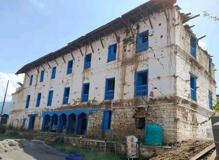 भूकम्पले क्षति भएको दरबारको पुनर्निर्माण गरिदै