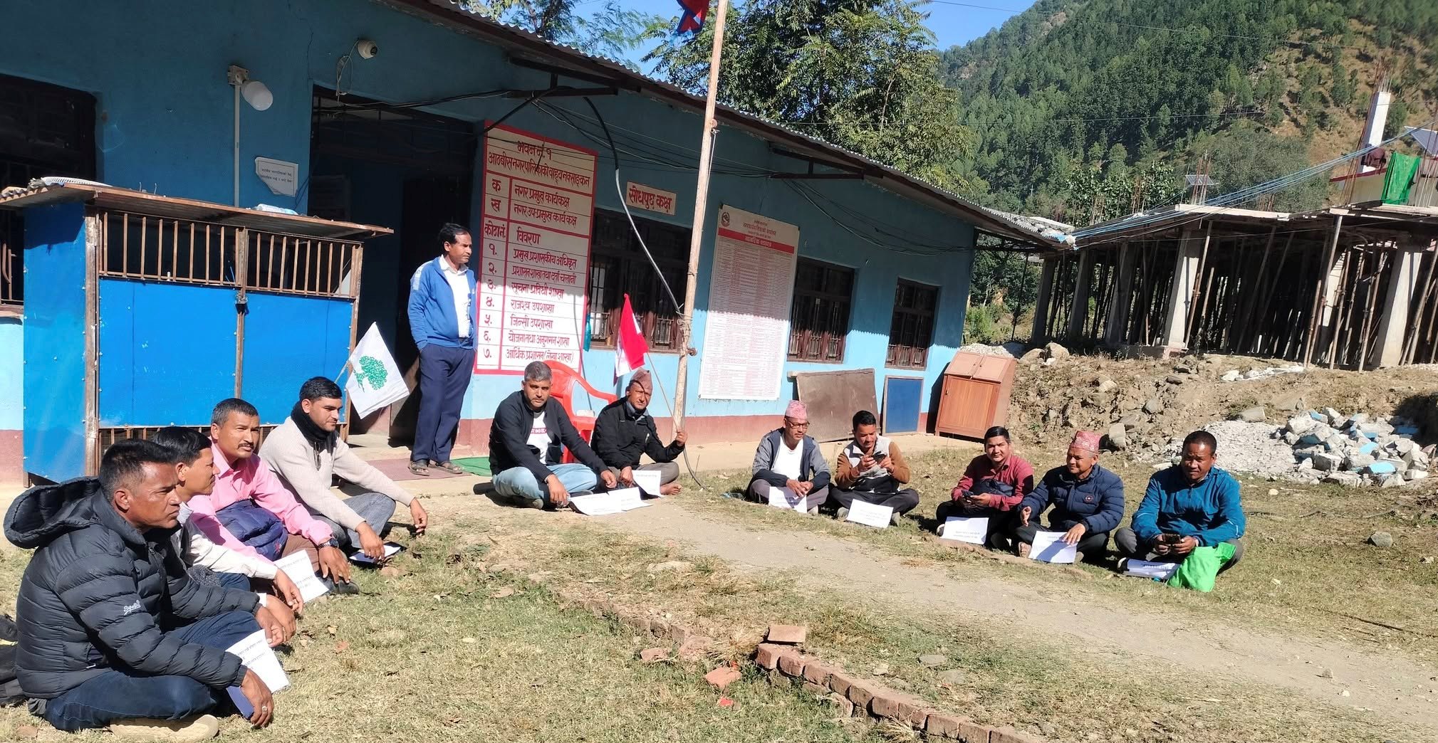 सुशासनको माग गर्दै नगरपालिकामा धर्ना