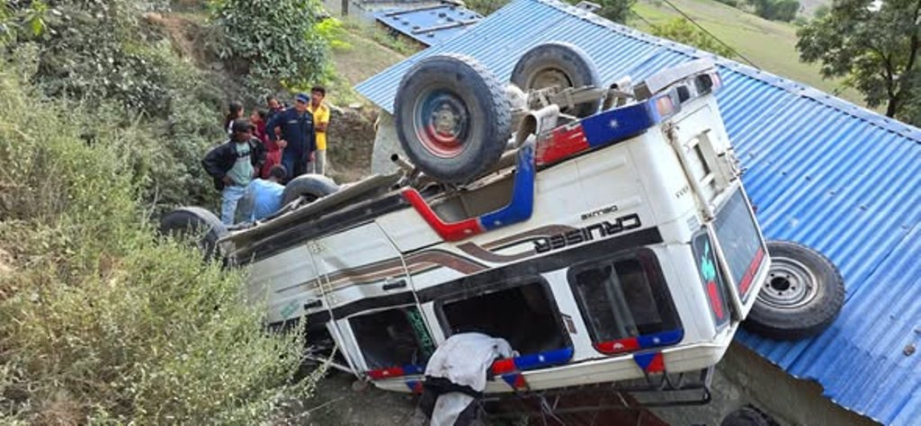 सुर्खेत जाँदै गरेको जीप दुर्घटना, १२ घाइते