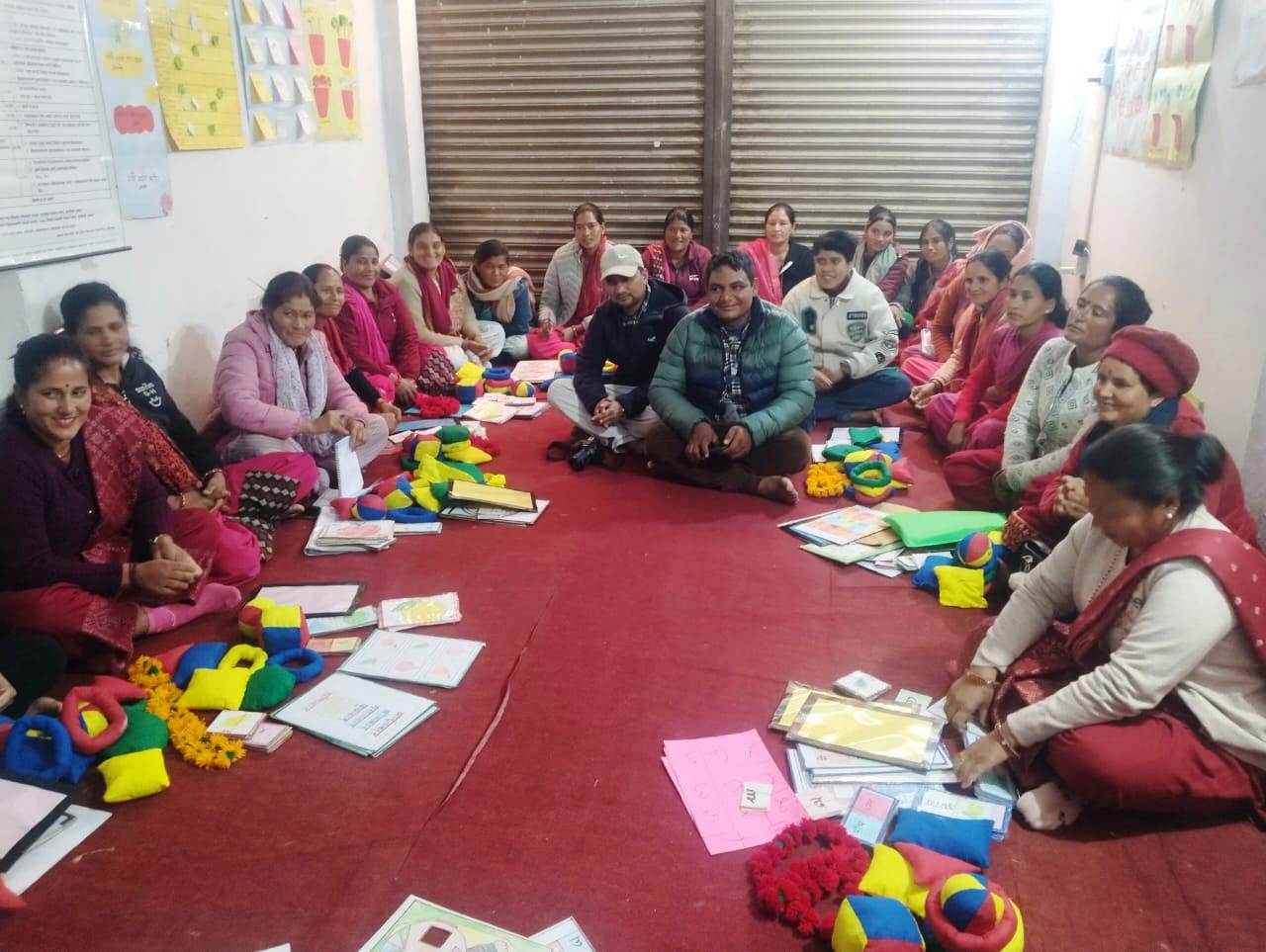 शैक्षिक सामाग्री बिनै पढ्दै बालविकासका विद्यार्थी