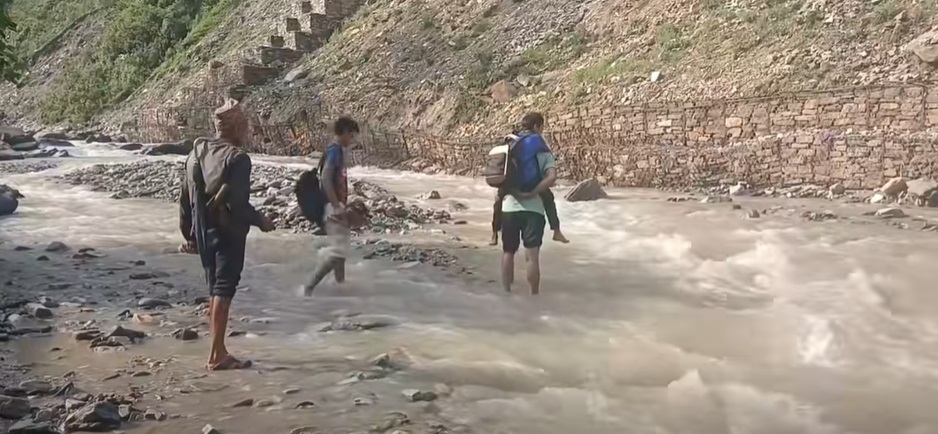 जोखिम मोलेर खोला तर्दै स्थानीय